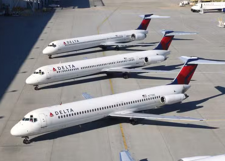 Delta Uçağı Kalkışta Motor Sanıldı, Lastik Patladı