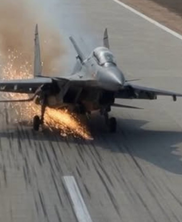 IAF Uçağı Pistte Kriz Yarattı: Havalimanı Kapandı