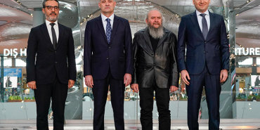 İGA İstanbul Havalimanı’nda Dev Sanat Eseri Açıldı: 37,7 Metrelik Heykel Yolcularla Buluştu