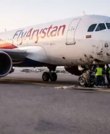 Kazakistan’da FlyArystan uçağı piste giren köpeğe çarptı