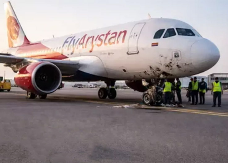 Kazakistan’da FlyArystan uçağı piste giren köpeğe çarptı
