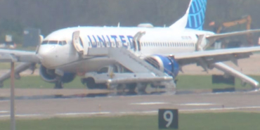 United Airlines Uçağında Korku Dolu Dakikalar! Yolcular Kaydırakla Tahliye Edildi