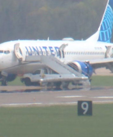 United Airlines Uçağında Korku Dolu Dakikalar! Yolcular Kaydırakla Tahliye Edildi