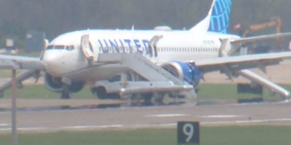 United Airlines Uçağında Korku Dolu Dakikalar! Yolcular Kaydırakla Tahliye Edildi