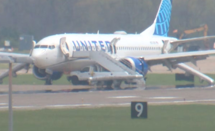 United Airlines Uçağında Korku Dolu Dakikalar! Yolcular Kaydırakla Tahliye Edildi