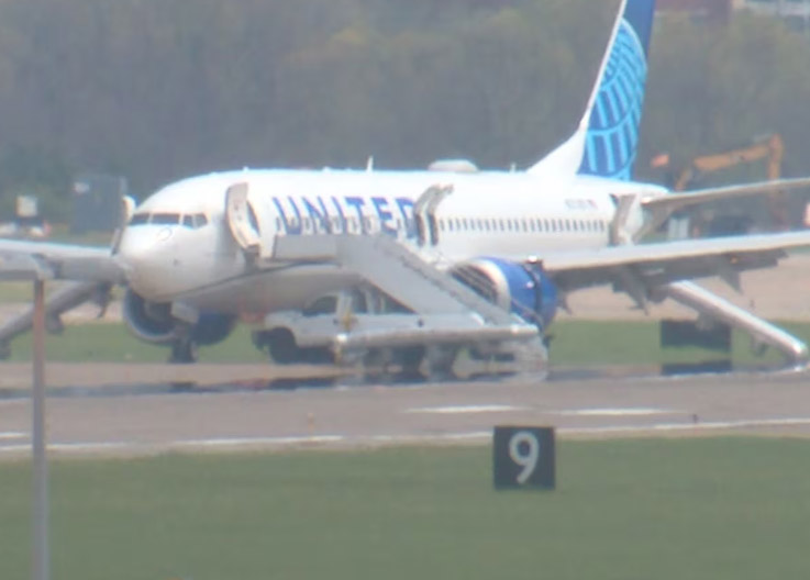 United Airlines Uçağında Korku Dolu Dakikalar! Yolcular Kaydırakla Tahliye Edildi