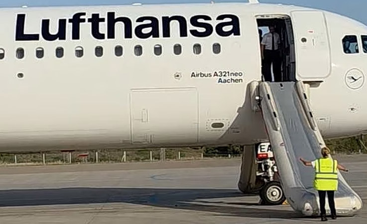 Atina’dan Kalkan Lufthansa Uçağı Acil İniş Yaptı: Tahliyede Kaos Yaşandı