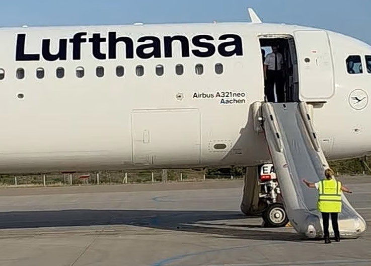 Atina’dan Kalkan Lufthansa Uçağı Acil İniş Yaptı: Tahliyede Kaos Yaşandı 1 Havacılık Haberleri Lufthansa Atina’dan Kalkan Lufthansa Uçağı Acil İniş Yaptı: Tahliyede Kaos Yaşandı