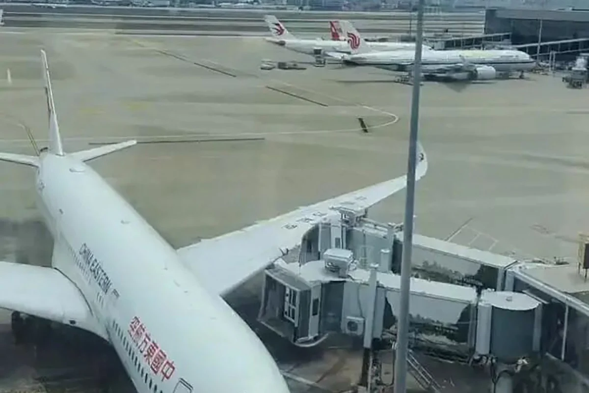 China Eastern Uçağı Parkta Yolcu Köprüsüne Çarptı