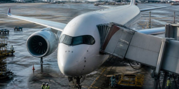 China Eastern Uçağı Parkta Yolcu Köprüsüne Çarptı