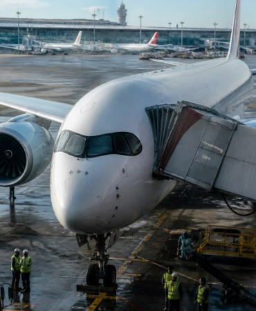 China Eastern Uçağı Parkta Yolcu Köprüsüne Çarptı