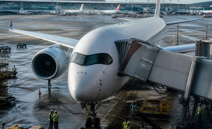 China Eastern Uçağı Parkta Yolcu Köprüsüne Çarptı