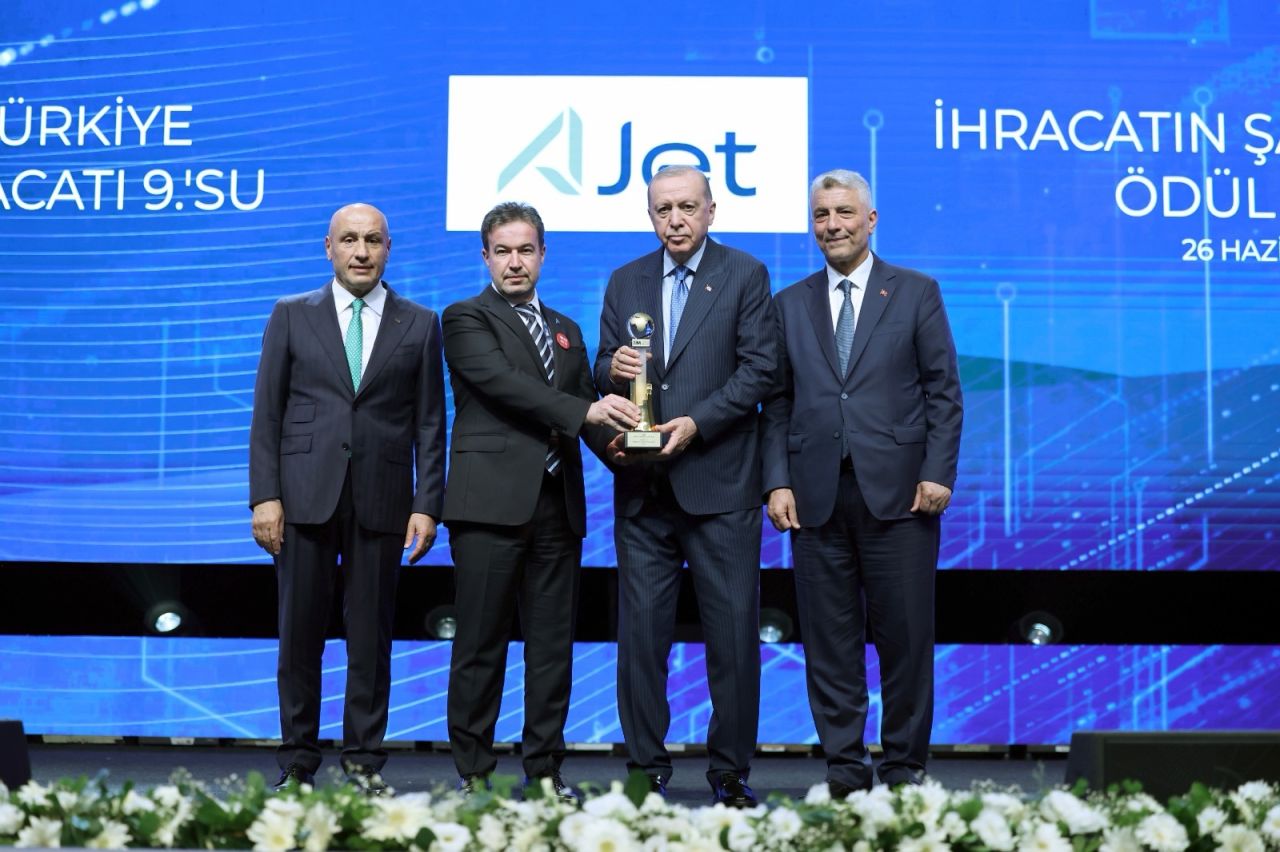 AJet Hizmet İhracatında İlk 10'da 1 Ajet Hava Yolları Haberleri AJet AJet, TİM'in İhracatın Şampiyonları Ödül Töreni'nde hizmet ihracatında Türkiye'nin ilk 10 şirketi arasına girdi. Ödülü Genel Müdür Kerem Sarp, Cumhurbaşkanı Erdoğan'ın elinden aldı.