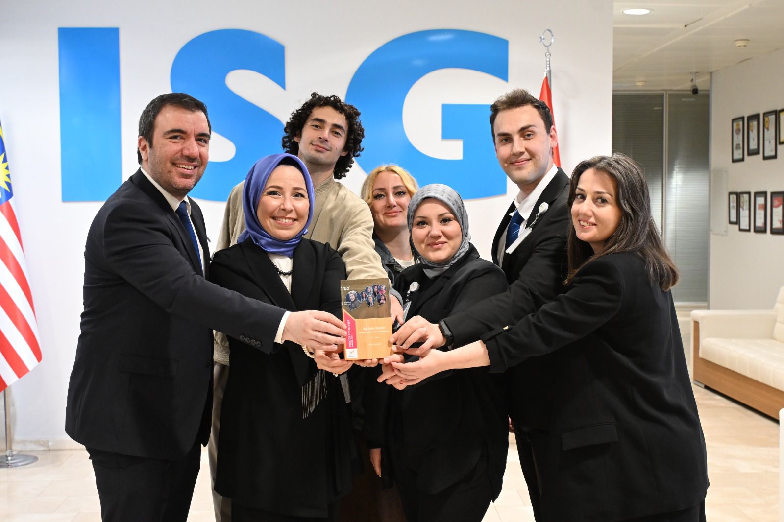 ISG, Brandverse ve iWOAW'da Ödül Aldı 1 Havacılık Haberleri ISG Sabiha Gökçen Havalimanı, iWOAW'dan uluslararası içerik ödülü ve Brandverse Awards'dan gümüş ödül kazanarak kurumsal iletişimde çifte başarı elde etti.