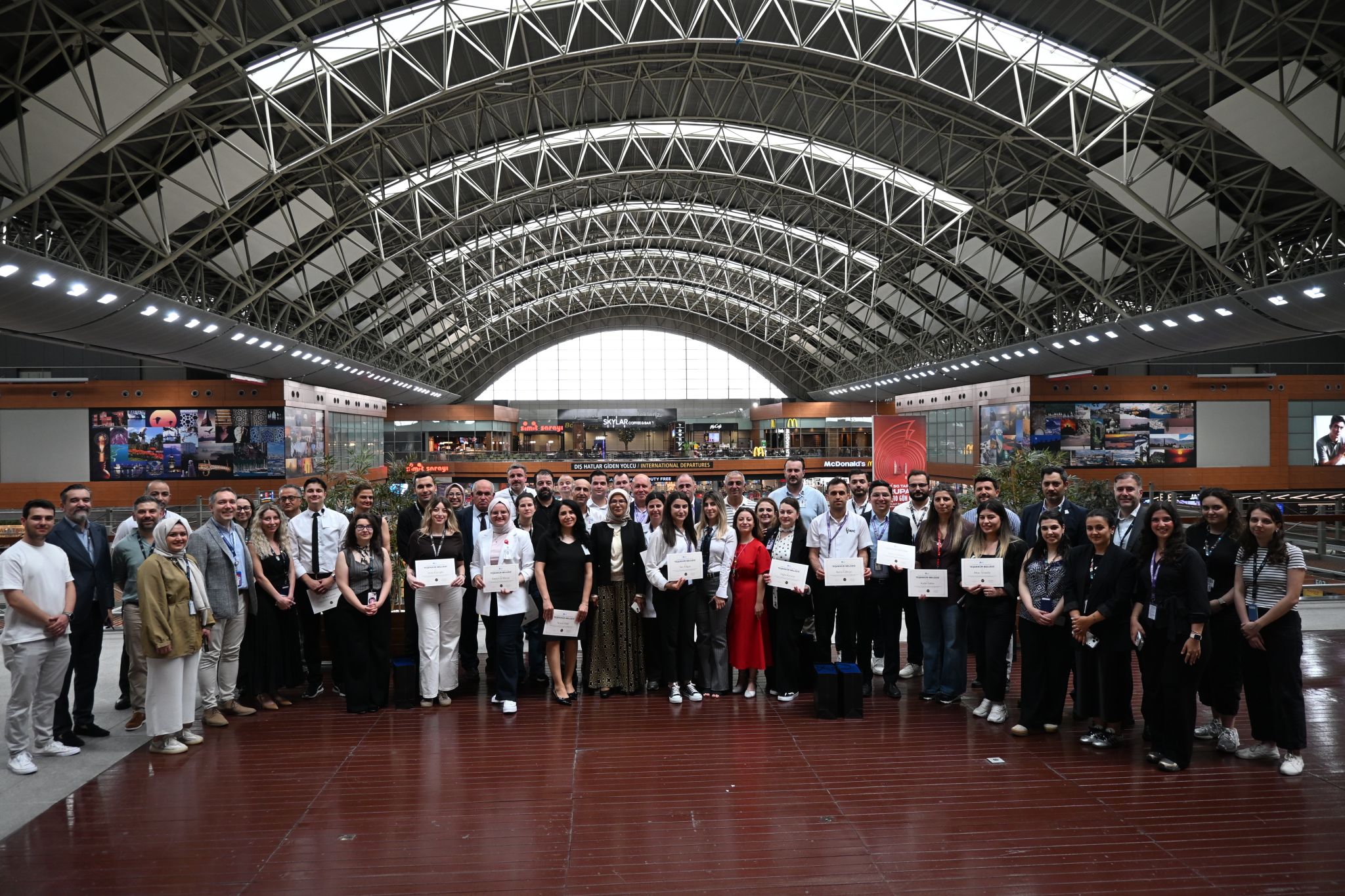 İSG, gıda güvenliği ve kalite denetim süreçlerine katkı sağlayan çalışanlar ile iş ortaklarını düzenlenen törende teşekkür belgesi ve plaketle ödüllendirdi.