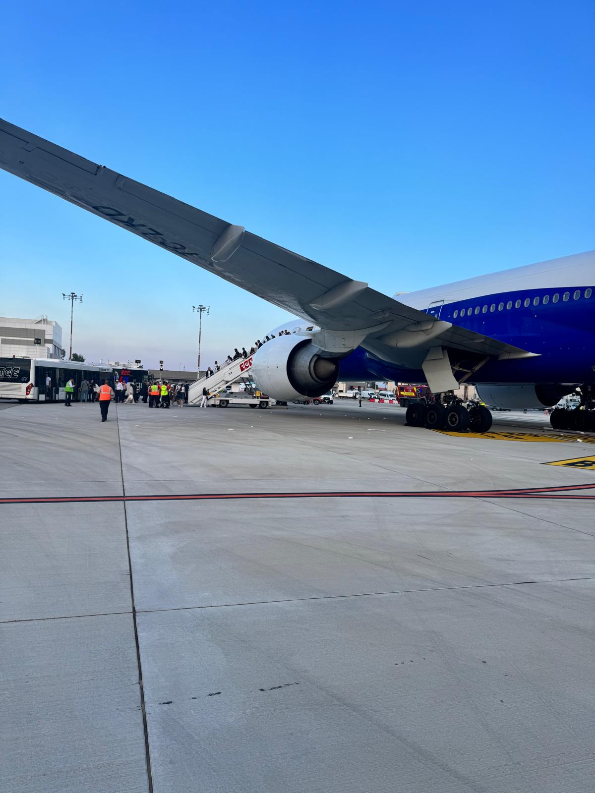 Antalya Havalimanı’nda THY Uçağıyla İlgili Teknik İnceleme Başladı 10 Türk Hava Yolları Haberleri THY Uçağı THY’nin TK2430 İstanbul–Antalya seferini yapan Boeing 777 uçağı, Antalya Havalimanı’nda radar anten direğine temas etti, yolcular güvenli şekilde tahliye edildi.