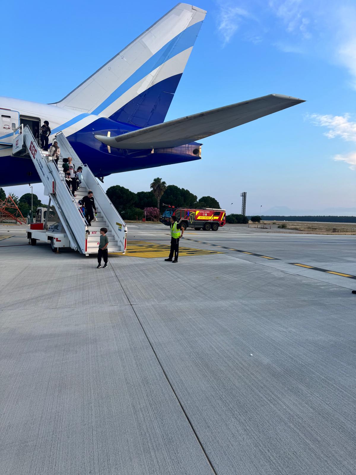 Antalya Havalimanı’nda THY Uçağıyla İlgili Teknik İnceleme Başladı 9 Türk Hava Yolları Haberleri THY Uçağı THY’nin TK2430 İstanbul–Antalya seferini yapan Boeing 777 uçağı, Antalya Havalimanı’nda radar anten direğine temas etti, yolcular güvenli şekilde tahliye edildi.