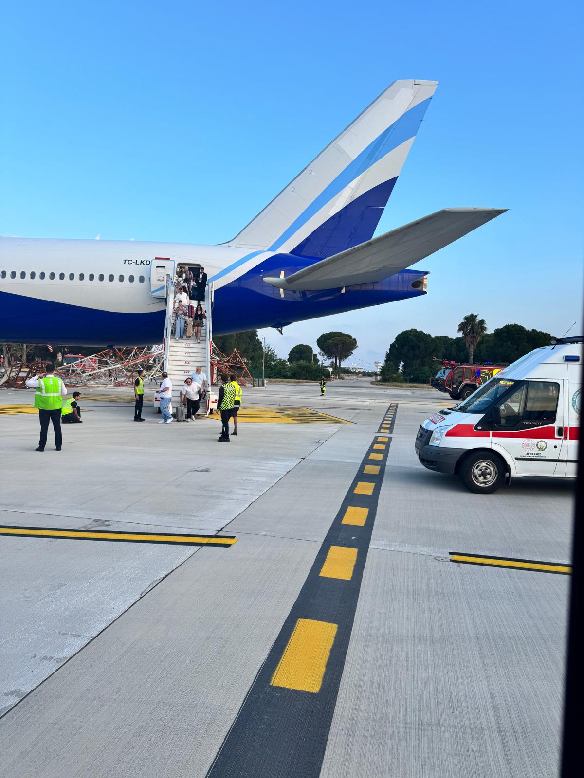 Antalya Havalimanı’nda THY Uçağıyla İlgili Teknik İnceleme Başladı 11 Türk Hava Yolları Haberleri THY Uçağı THY’nin TK2430 İstanbul–Antalya seferini yapan Boeing 777 uçağı, Antalya Havalimanı’nda radar anten direğine temas etti, yolcular güvenli şekilde tahliye edildi.