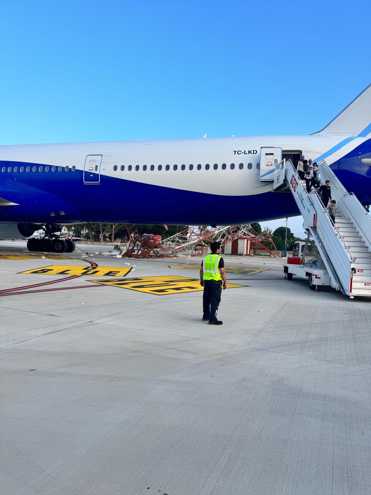 Antalya Havalimanı’nda THY Uçağıyla İlgili Teknik İnceleme Başladı 7 Türk Hava Yolları Haberleri THY Uçağı THY’nin TK2430 İstanbul–Antalya seferini yapan Boeing 777 uçağı, Antalya Havalimanı’nda radar anten direğine temas etti, yolcular güvenli şekilde tahliye edildi.