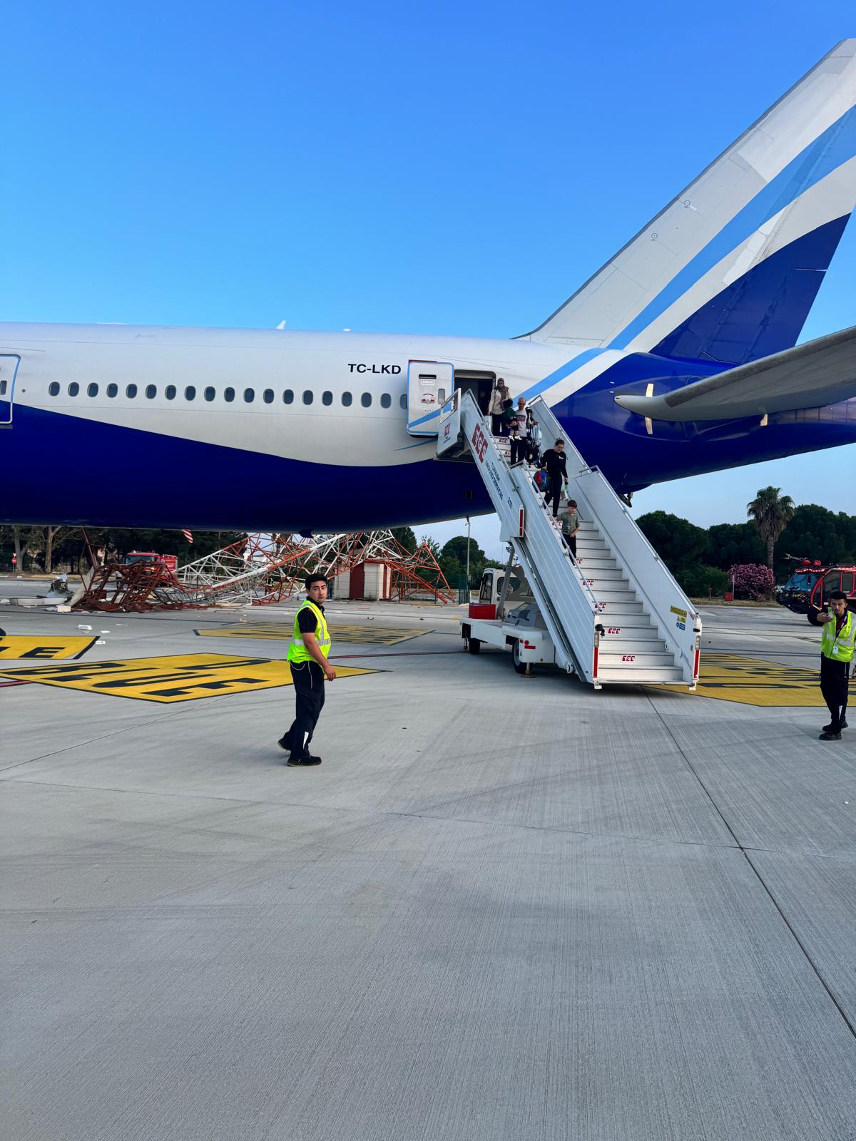 Antalya Havalimanı’nda THY Uçağıyla İlgili Teknik İnceleme Başladı 6 Türk Hava Yolları Haberleri THY Uçağı THY’nin TK2430 İstanbul–Antalya seferini yapan Boeing 777 uçağı, Antalya Havalimanı’nda radar anten direğine temas etti, yolcular güvenli şekilde tahliye edildi.