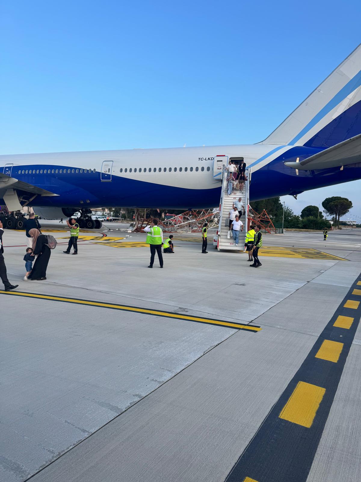 Antalya Havalimanı’nda THY Uçağıyla İlgili Teknik İnceleme Başladı 2 Türk Hava Yolları Haberleri THY Uçağı THY’nin TK2430 İstanbul–Antalya seferini yapan Boeing 777 uçağı, Antalya Havalimanı’nda radar anten direğine temas etti, yolcular güvenli şekilde tahliye edildi.