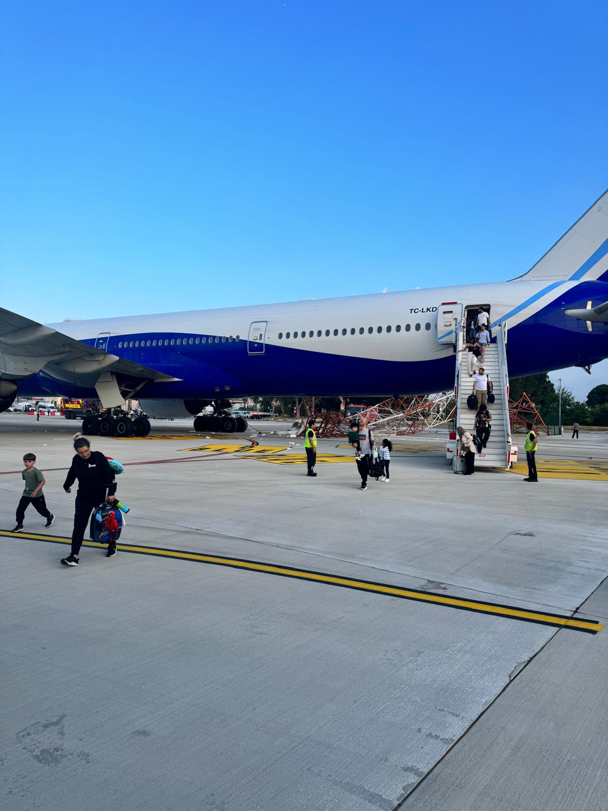 Antalya Havalimanı’nda THY Uçağıyla İlgili Teknik İnceleme Başladı 1 Türk Hava Yolları Haberleri THY Uçağı THY’nin TK2430 İstanbul–Antalya seferini yapan Boeing 777 uçağı, Antalya Havalimanı’nda radar anten direğine temas etti, yolcular güvenli şekilde tahliye edildi.