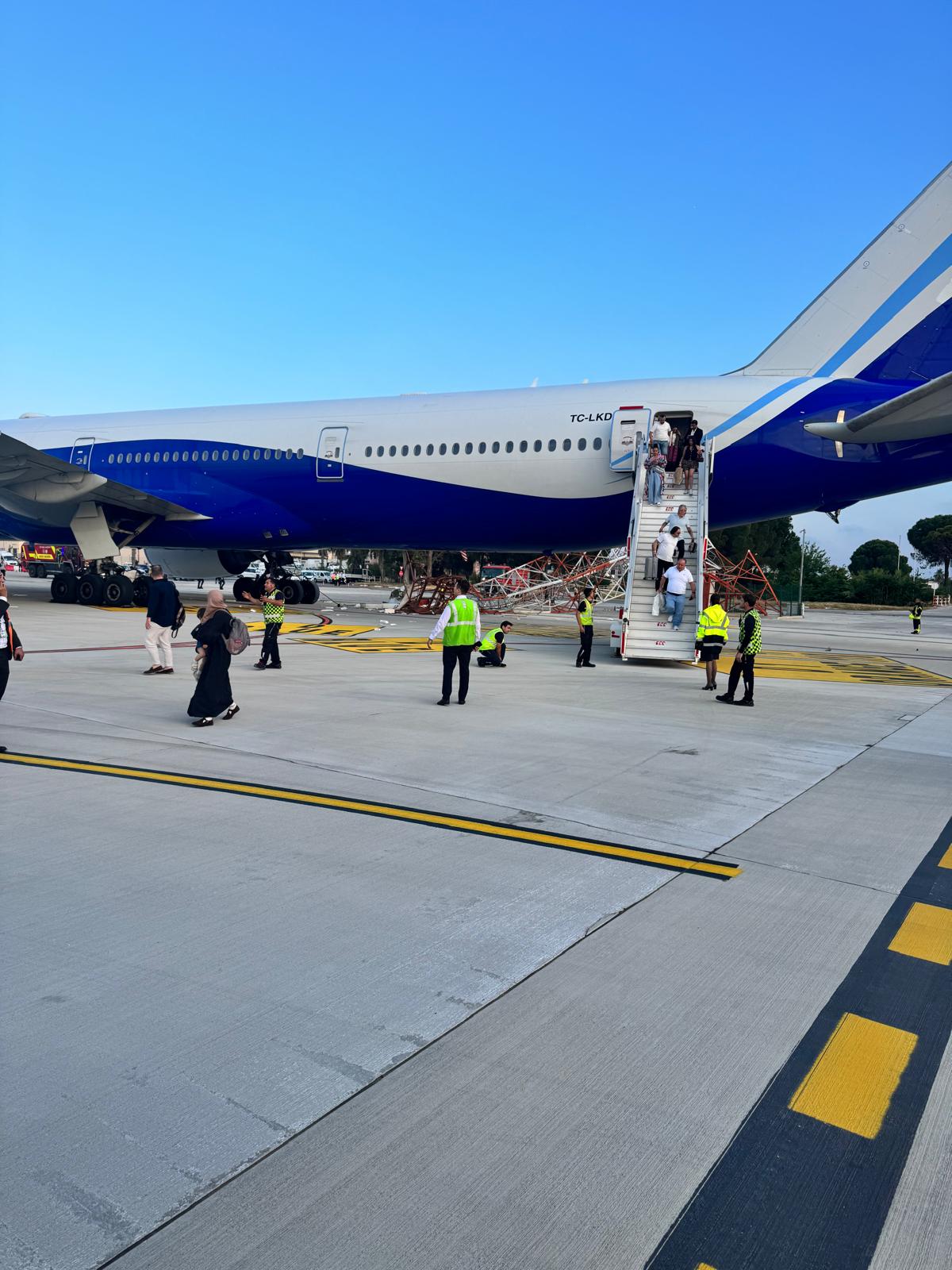 Antalya Havalimanı’nda THY Uçağıyla İlgili Teknik İnceleme Başladı 4 Türk Hava Yolları Haberleri THY Uçağı THY’nin TK2430 İstanbul–Antalya seferini yapan Boeing 777 uçağı, Antalya Havalimanı’nda radar anten direğine temas etti, yolcular güvenli şekilde tahliye edildi.