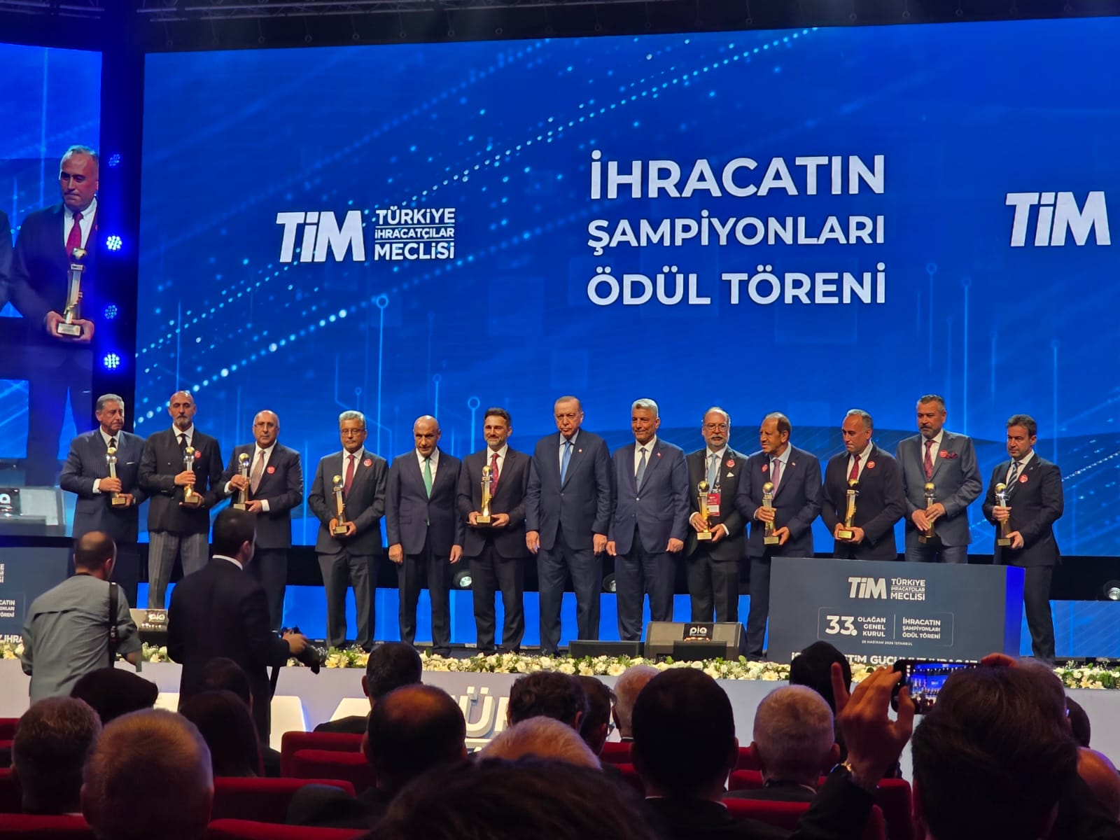 Corendon Airlines'a İki Prestijli Ödül 2 Corendon Hava Yolları Haberleri Corendon Airlines Corendon Airlines, TİM'in İhracatın Şampiyonları Ödül Töreni'nde hem Türkiye'nin İlk 1000 İhracatçısı listesine girdi hem de hizmet ihracatında ilk 10 firma arasında yer aldı.