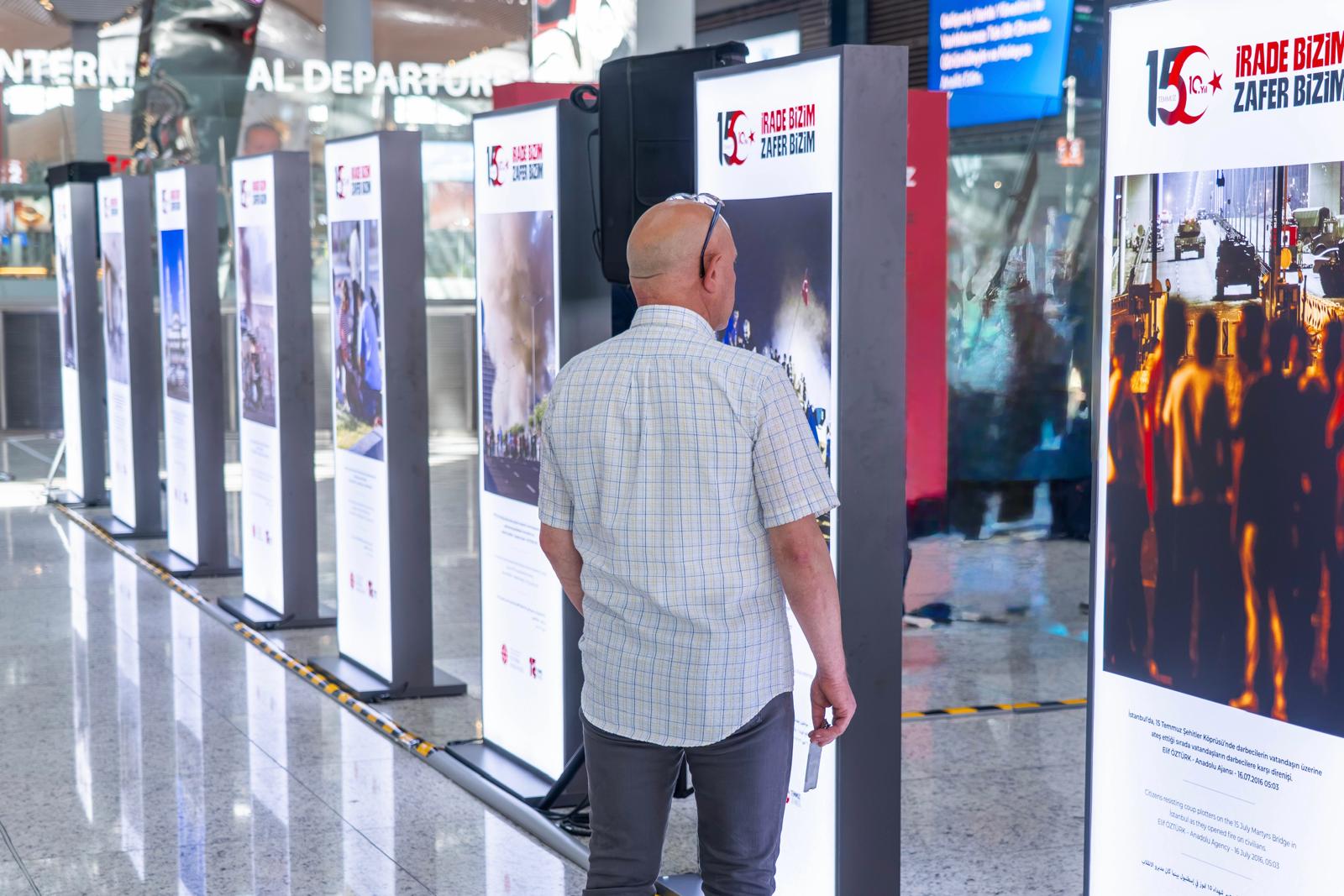 İGA’da Beş Dilli 15 Temmuz Sergisi Yolcularla Buluştu