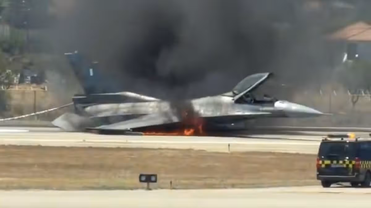 Yunanistan Hava Kuvvetleri'ne ait F-16 savaş uçağı, teknik arıza sonrası Zakinthos Havalimanı'na gövde üzerine acil iniş yaptı. Pist kapandı, uçuşlar saatlerce aksadı.