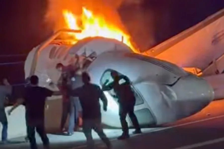 Laredo’da Bob Bullock Loop otoyoluna düşen Textron 680A iş jetinin kaza alanındaki enkazı ve acil müdahale ekipleri.