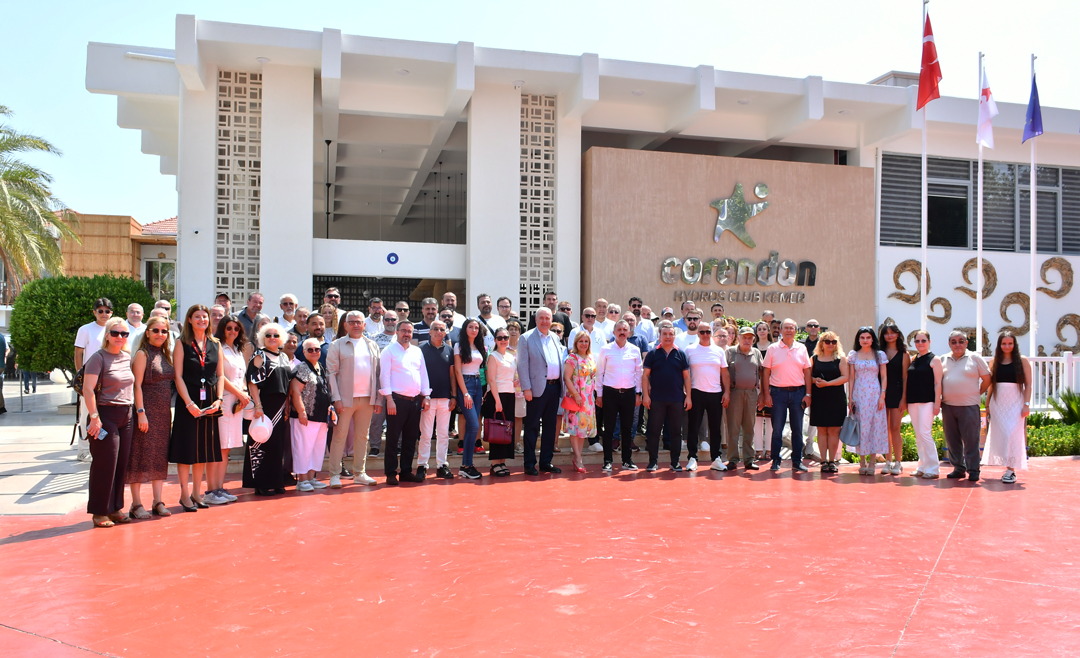 Corendon Hydros Club Kemer’de düzenlenen 24 Temmuz Basın Bayramı kahvaltısına katılan gazeteciler ve yöneticiler