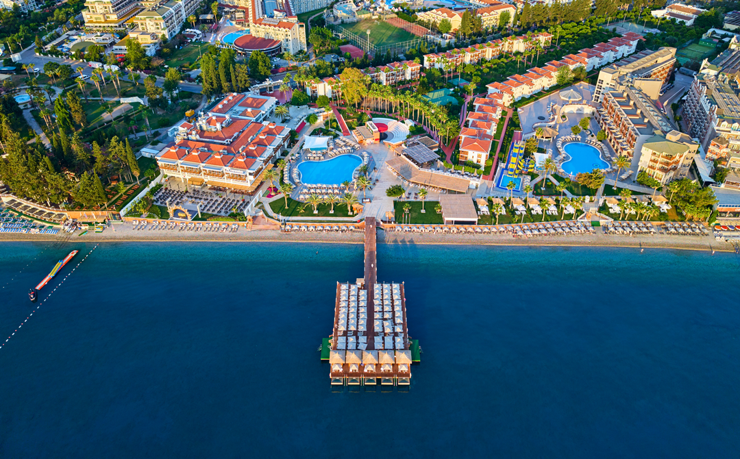 Corendon Hydros Club Kemer’de düzenlenen 24 Temmuz Basın Bayramı kahvaltısına katılan gazeteciler ve yöneticiler