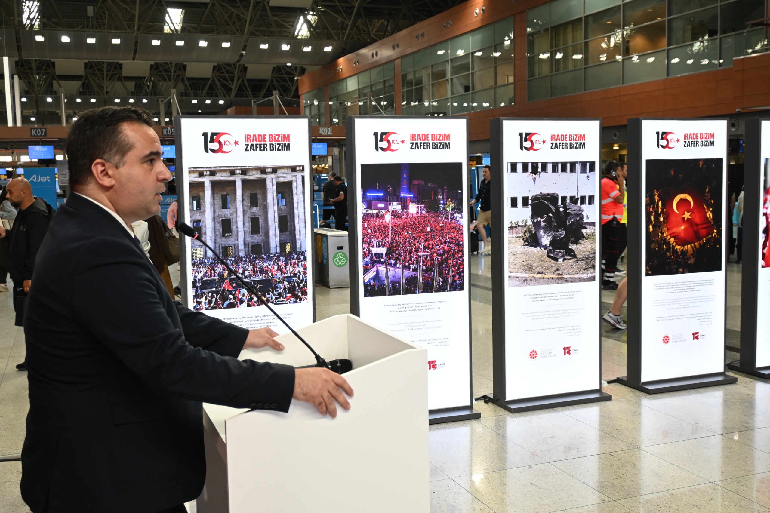 Sabiha Gökçen’de Açılan Sergi 15 Temmuz Gecesini Fotoğraflarla Anlatıyor 4 Sabiha Gökçen Havalimanı Haberleri Sabiha Gökçen İSG’de düzenlenen “Hafıza ve Hatıra: 15 Temmuz” sergisi, yerli ve yabancı yolcularla buluştu.