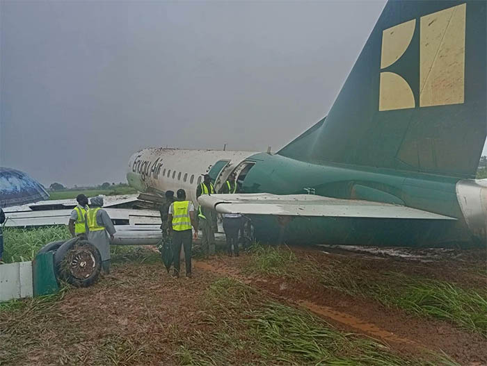 Nijerya’da Uçak Pist Dışına Savruldu 1 Havacılık Haberleri Uçak Benin Havalimanı’na iniş yaptıktan sonra pistten çıkan 5N-ENR tescilli Enugu Air yolcu uçağı