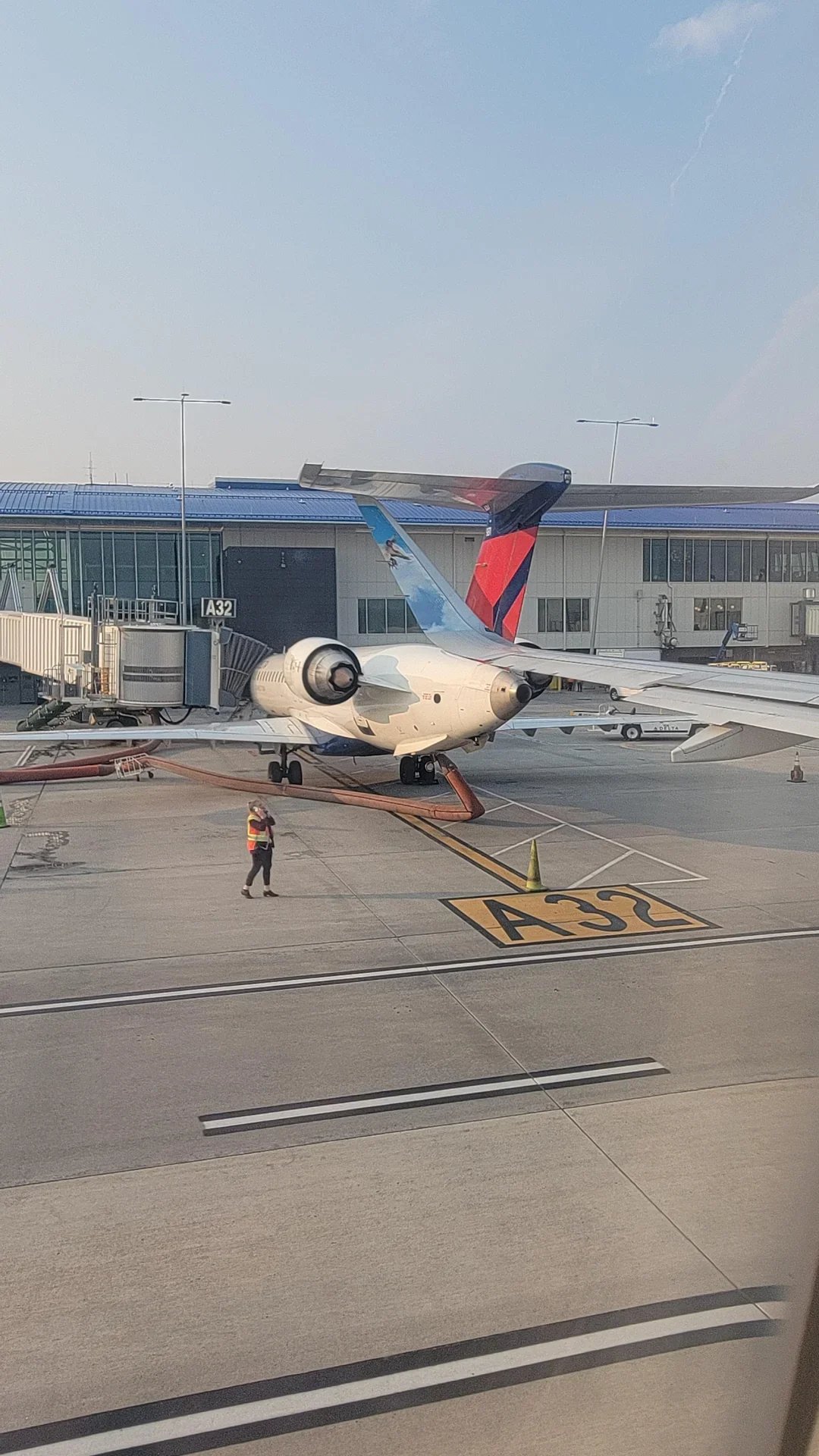 Charlotte Havalimanı’nda geri itme sırasında temas eden Frontier Airbus A320neo ve Delta CRJ-900 uçakları