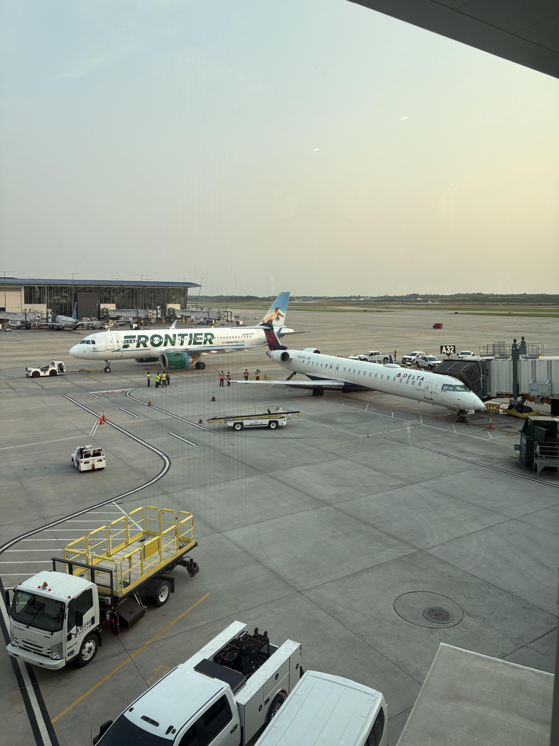 Charlotte Havalimanı’nda geri itme sırasında temas eden Frontier Airbus A320neo ve Delta CRJ-900 uçakları