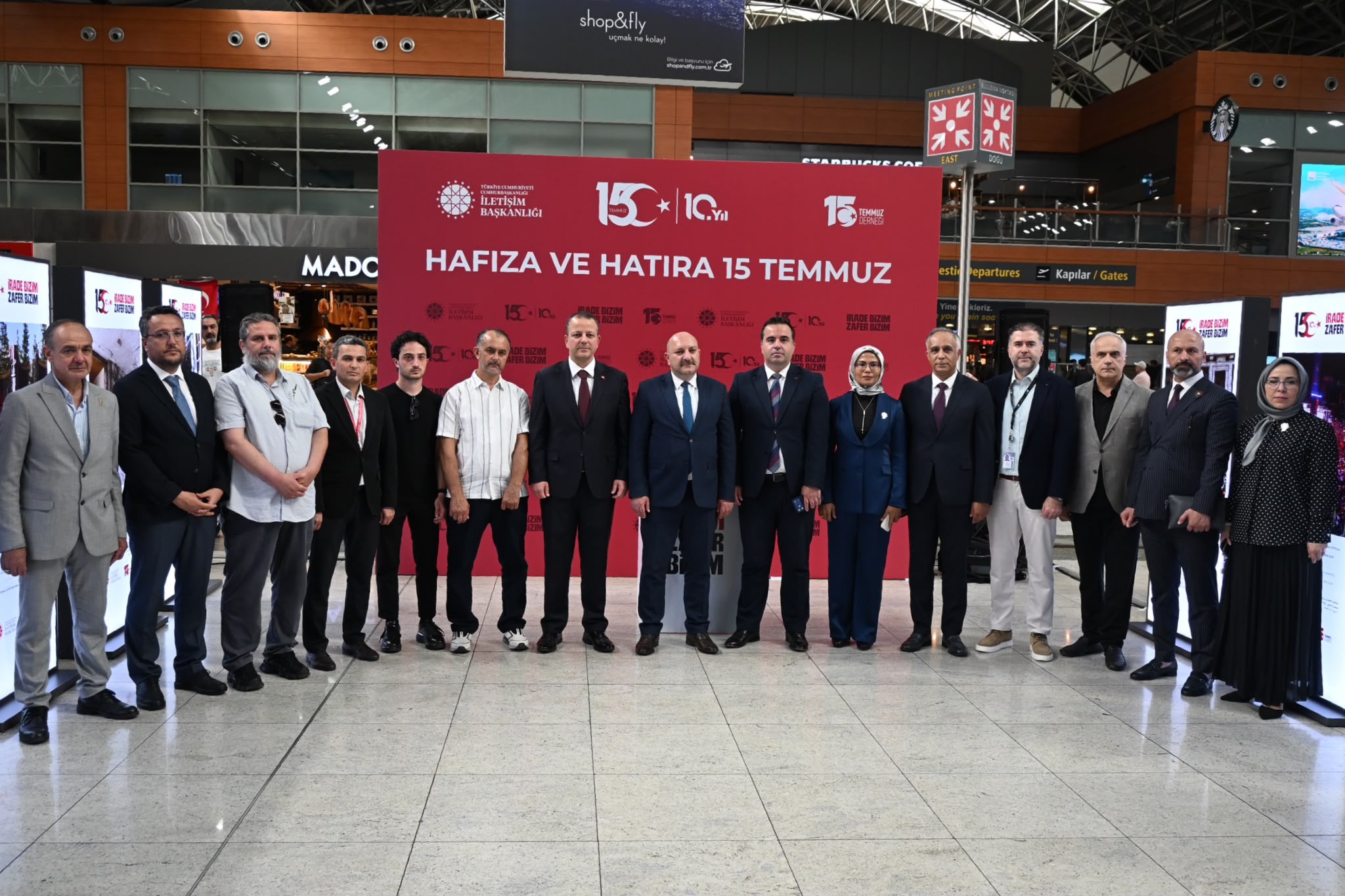 Sabiha Gökçen’de Açılan Sergi 15 Temmuz Gecesini Fotoğraflarla Anlatıyor 1 Sabiha Gökçen Havalimanı Haberleri Sabiha Gökçen İSG’de düzenlenen “Hafıza ve Hatıra: 15 Temmuz” sergisi, yerli ve yabancı yolcularla buluştu.