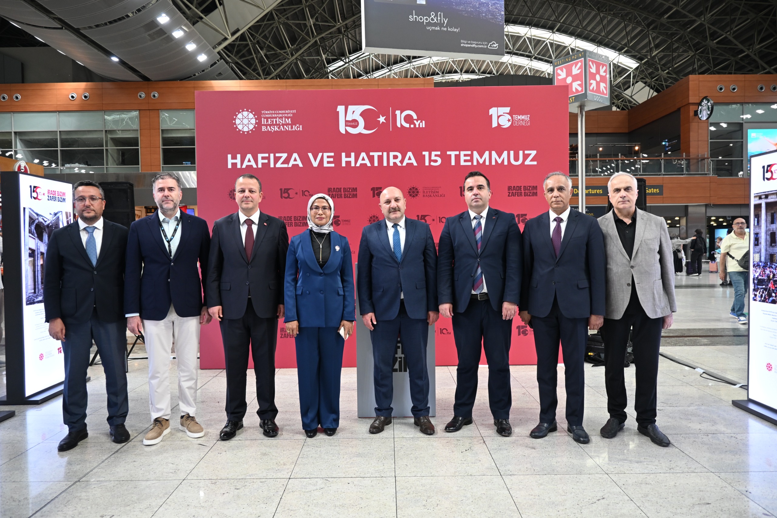Sabiha Gökçen’de Açılan Sergi 15 Temmuz Gecesini Fotoğraflarla Anlatıyor 2 Sabiha Gökçen Havalimanı Haberleri Sabiha Gökçen İSG’de düzenlenen “Hafıza ve Hatıra: 15 Temmuz” sergisi, yerli ve yabancı yolcularla buluştu.