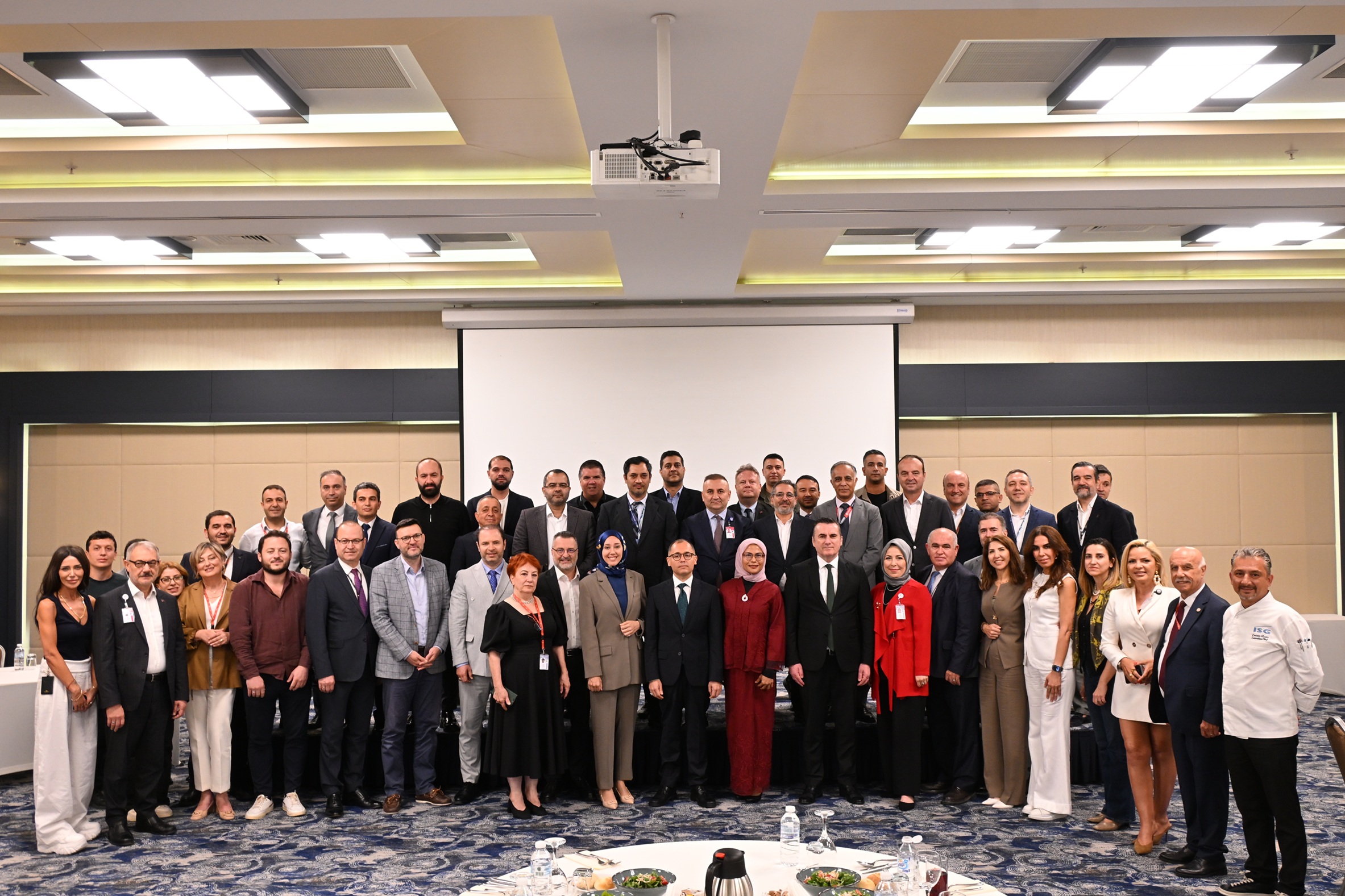 Sabiha Gökçen Havalimanı Mülki İdare Amiri Halil Avşar için veda töreni düzenlendi. Antalya Vali Yardımcılığına atanan Avşar, duygusal mesajlarla uğurlandı.