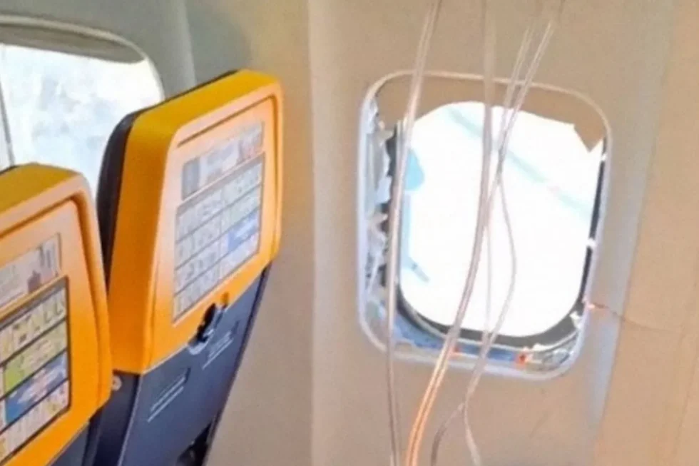 Kabin penceresi yerinden çıkan Ryanair Boeing 737-800 uçağında yolcunun kısmen dışarı çekildiği olay