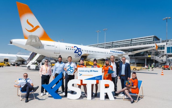 Freebird Airlines’a Özel 25. Yıl Töreni 1 Freebird Hava Yolları Haberleri Freebird Airlines Freebird Airlines uçağının 25. yıl dönümünde Stuttgart Havalimanı’nda su takıyla karşılanması
