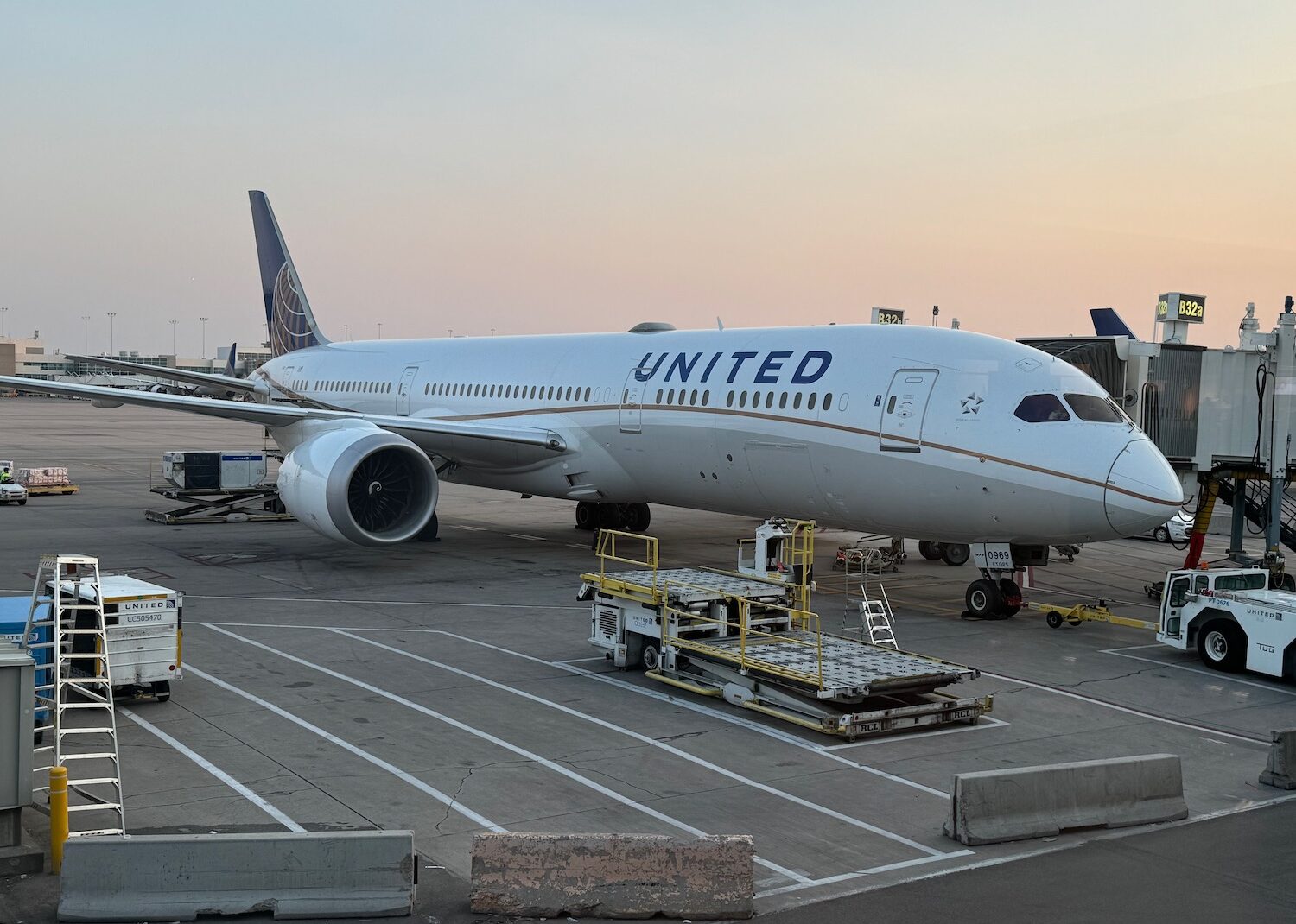 United Airlines'ın yeni Boeing 787-9 Dreamliner uçağı, tekrarlayan TCAS arızası nedeniyle yeniden yere indirildi. Londra–San Francisco seferi iptal edildi.