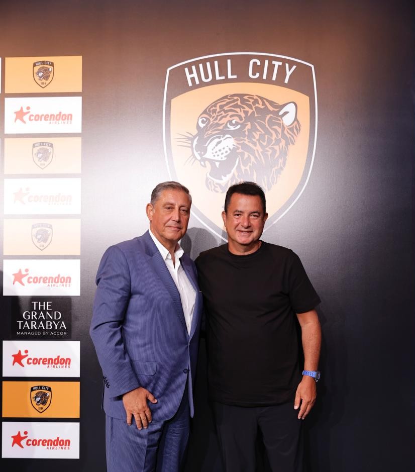 Corendon Airlines Yönetim Kurulu Başkanı Yıldıray Karaer ile Hull City Başkanı Acun Ilıcalı İstanbul’daki basın toplantısında