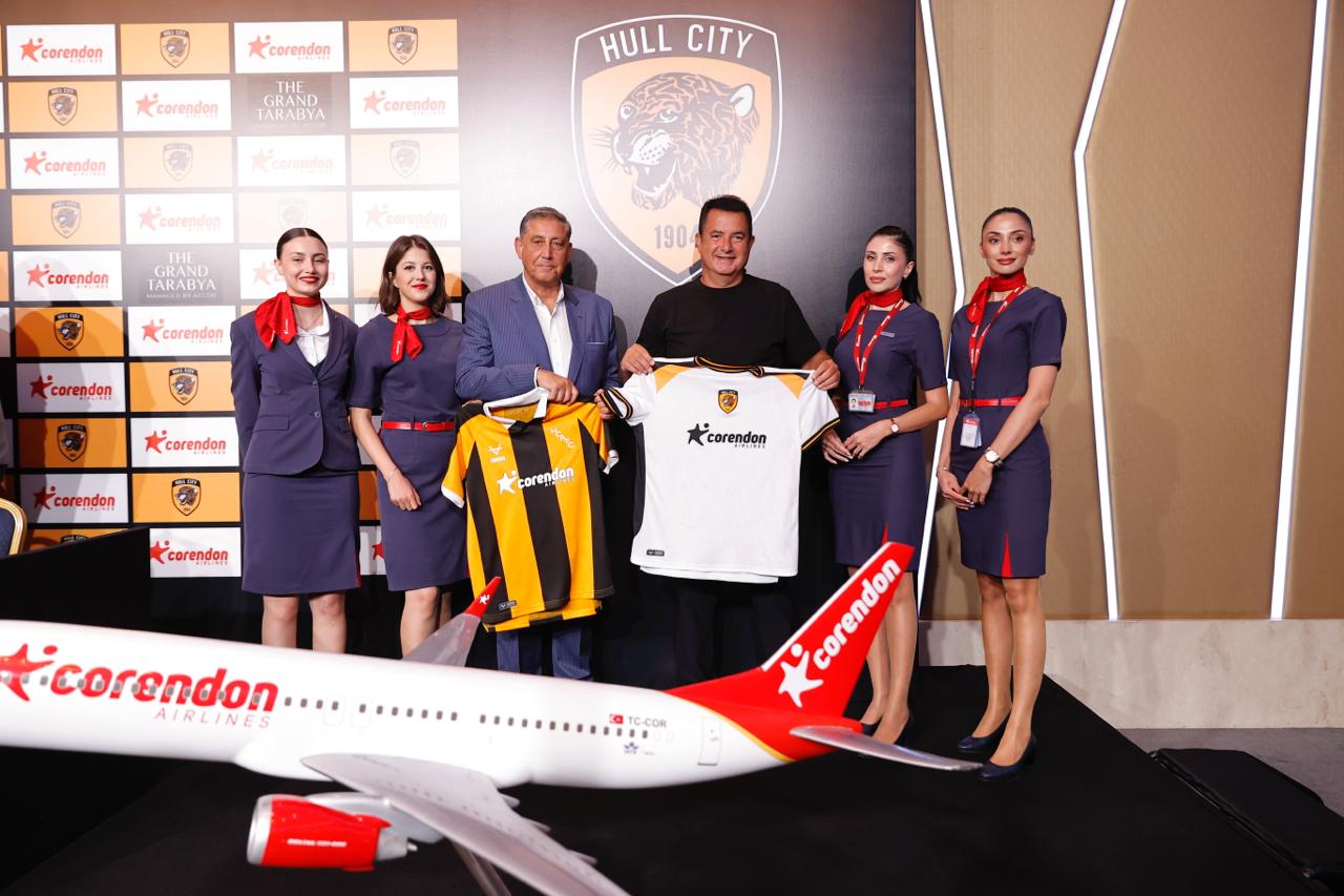 Corendon Airlines Yönetim Kurulu Başkanı Yıldıray Karaer ile Hull City Başkanı Acun Ilıcalı İstanbul’daki basın toplantısında