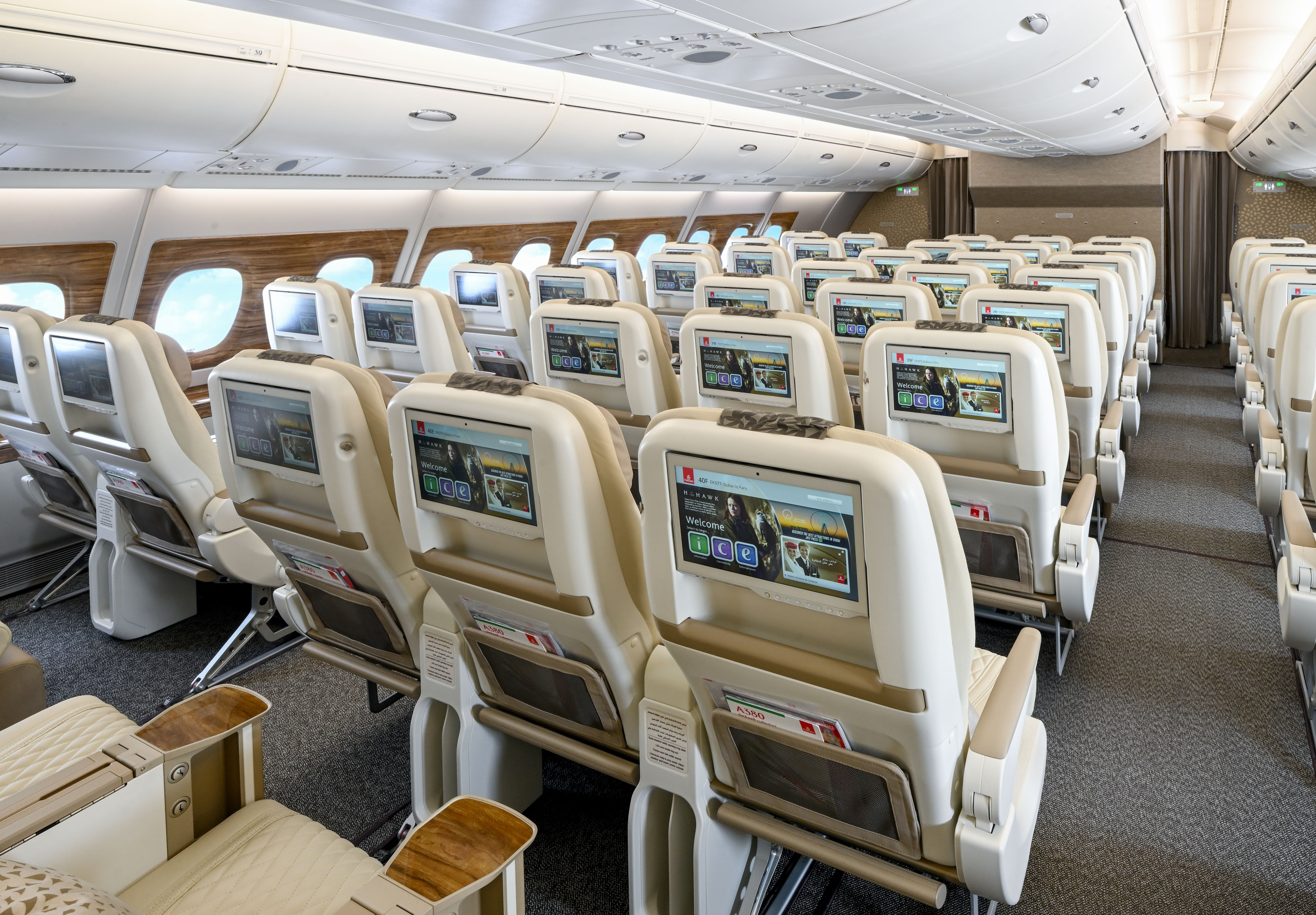 Emirates’in Dubai’de kabin yenilemesi tamamlanan 100’üncü geniş gövdeli uçağı