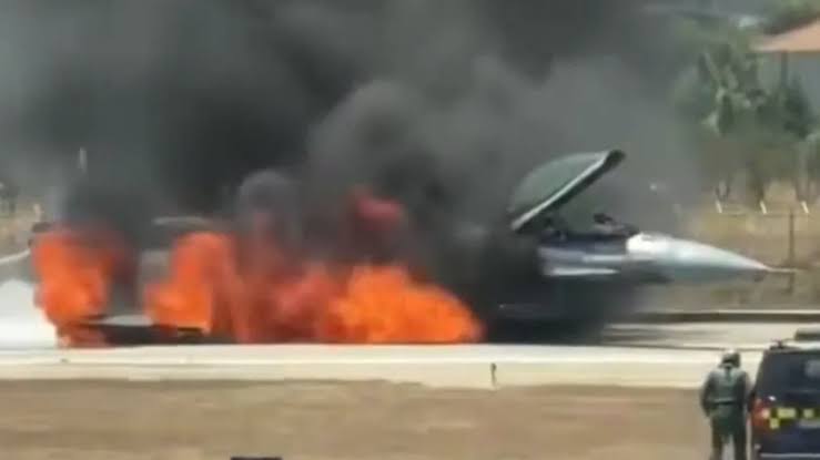 Yunanistan Hava Kuvvetleri'ne ait F-16 savaş uçağı, teknik arıza sonrası Zakinthos Havalimanı'na gövde üzerine acil iniş yaptı. Pist kapandı, uçuşlar saatlerce aksadı.