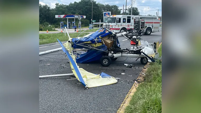 Florida'da Küçük Uçak Elektrik Hatlarına Çarptı 1 Havacılık Haberleri Uçak Florida'da kalkış sonrası elektrik hatlarına çarpan ultralight tipi uçak SR-60 karayoluna sert iniş yaptı. Pilot ve yolcu hastaneye kaldırıldı.