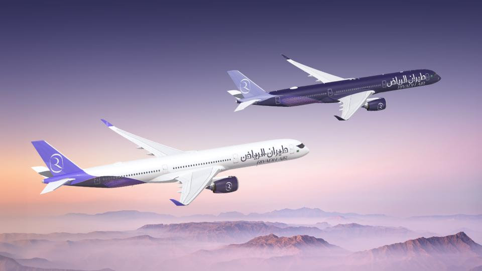 Riyadh Air renklerine sahip Airbus A350-1000 geniş gövdeli yolcu uçağı