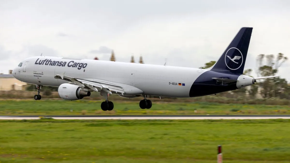 Frankfurt Havalimanı’nda park hâlindeki Lufthansa Cargo Airbus A321 kargo uçakları